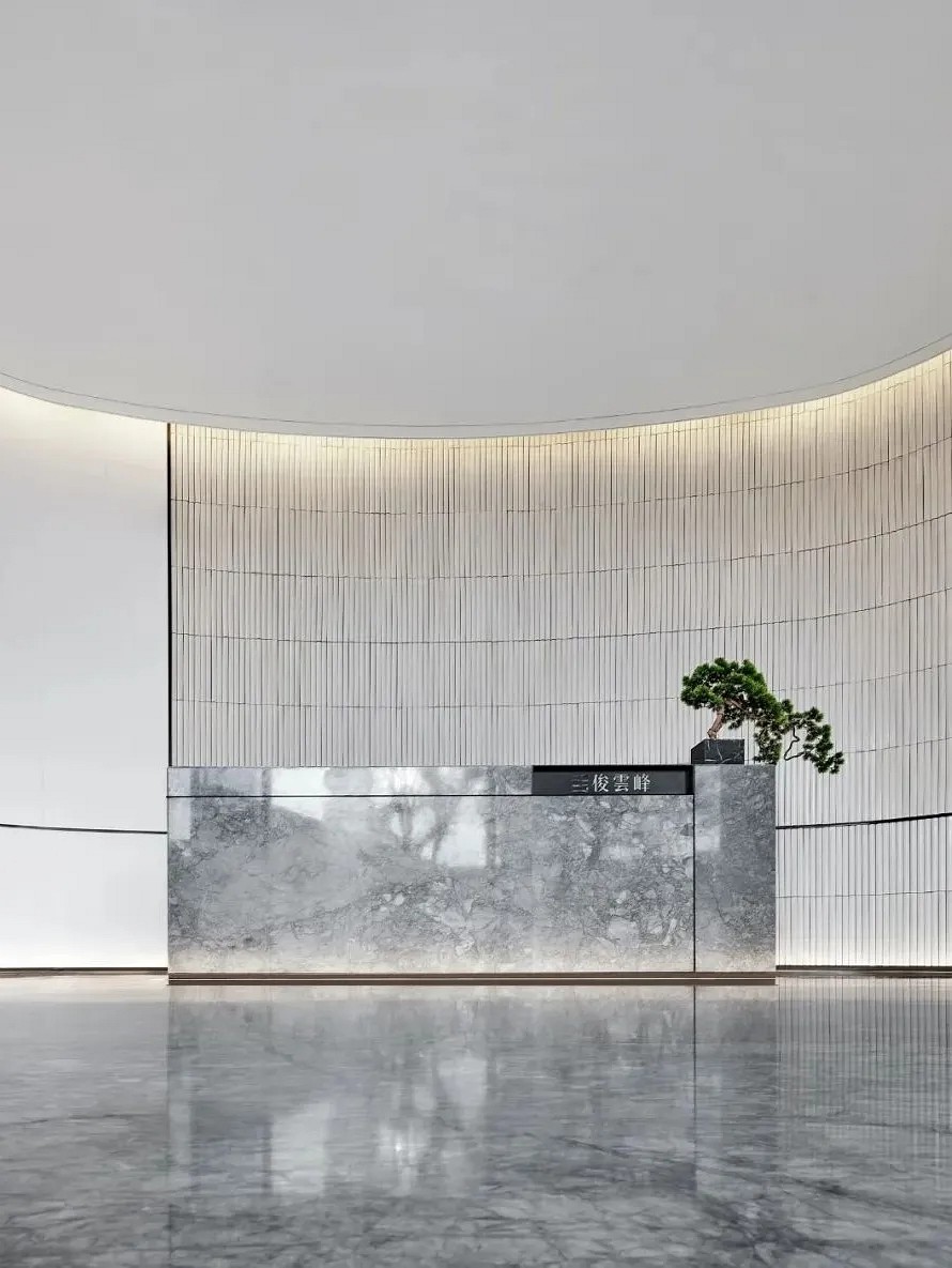 云紋石材包裹的樓梯，宛若浮云懸于虛空之中