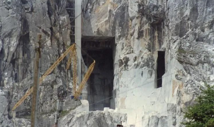 石材礦山開采工藝與設備解析