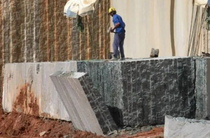 石材礦山開采工藝與設備解析